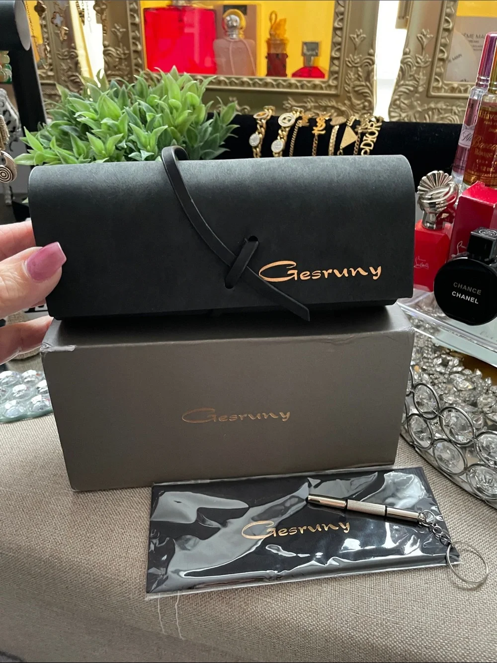 ✨Gesruny Black Sunglasses Case with Box and Accessory✨NEW with Box